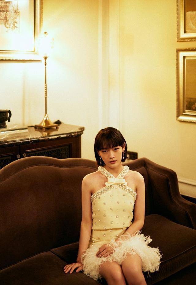 文淇明明未成年,却有着超脱年龄的气场,穿挂脖短裙优雅又高级_服装