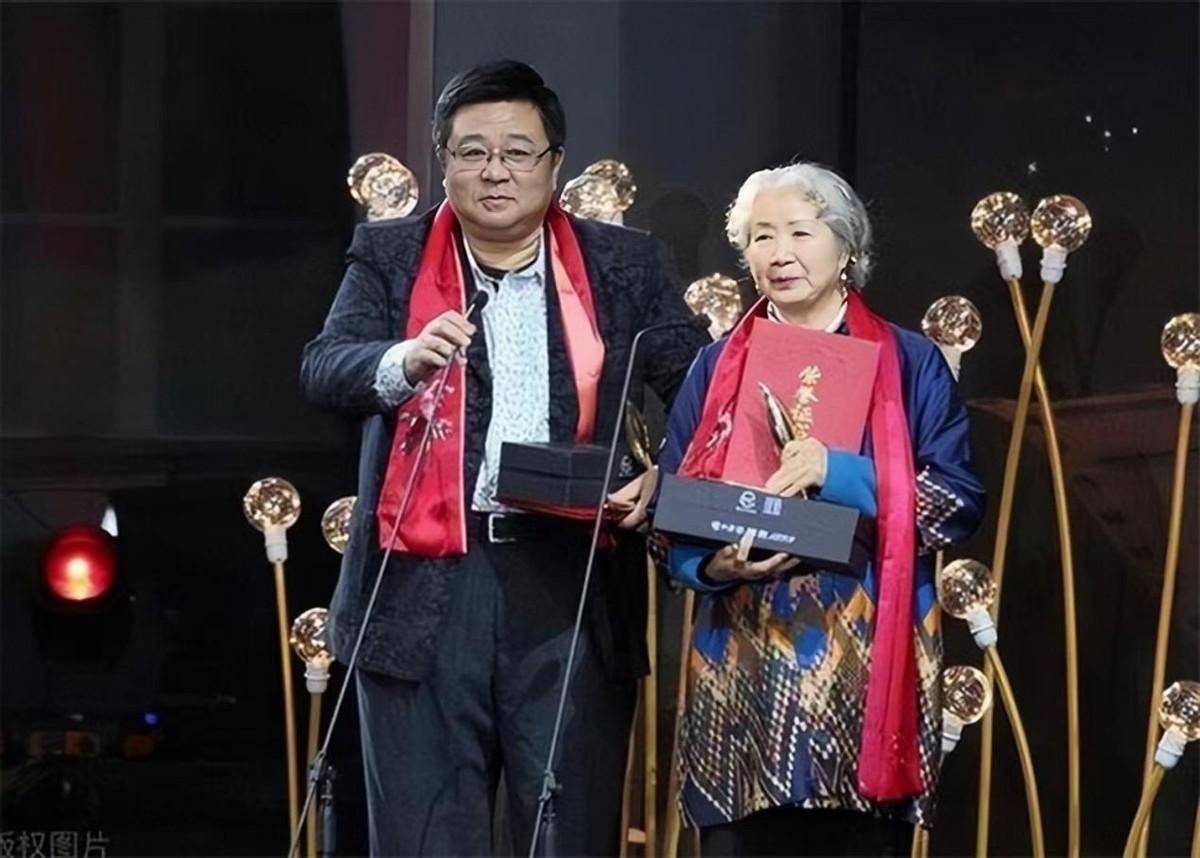 著名演员梁冠华,与妻子唐烨互相成就,恩爱33年生活幸福甜蜜_话剧_胖子