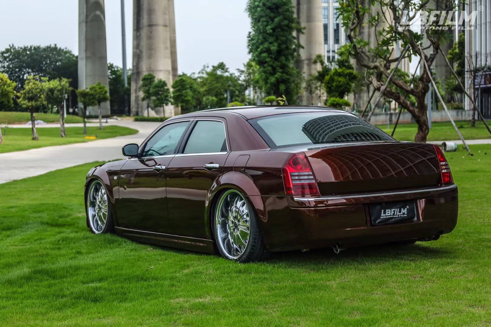 克莱斯勒300c-lb改色膜液态金属咖,力量与热情的象征_搜狐汽车_搜狐网