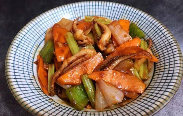 蜜汁炖鱿鱼这样做太香了,不用加盐,鲜而不腥,开胃又下饭_芹菜_洋葱