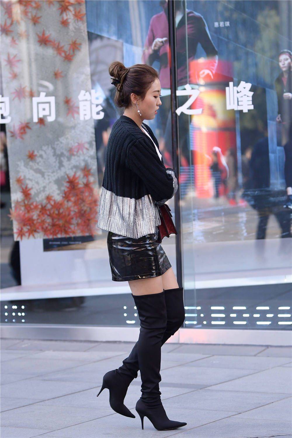 黑色尖头粗跟过膝靴,搭配紧身漆皮短裙,精致的秋季搭配_效果_美女