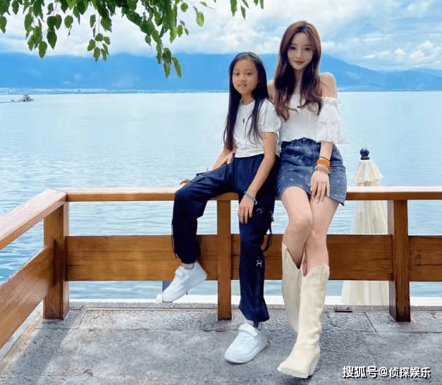 贾乃亮晒父女合照为女儿庆生，10岁甜馨搂着爸爸撒娇，越长越标致