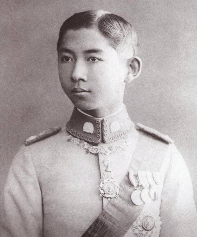 贫穷姑娘唯一的出路就是读书,看看拉玛九世的母亲就知道了_纳卡琳