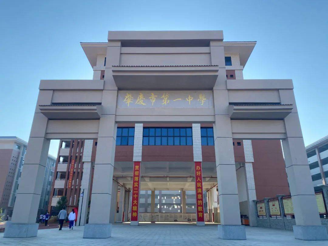 肇庆市一中江滨校区位于江滨路北侧,总建筑面积445891㎡