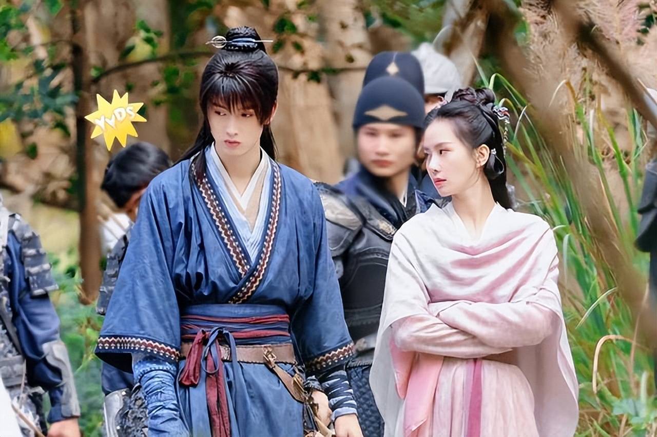 刘诗诗夫妇与演员陈宥维以及《一念关山》剧组人员从从餐厅门口走出