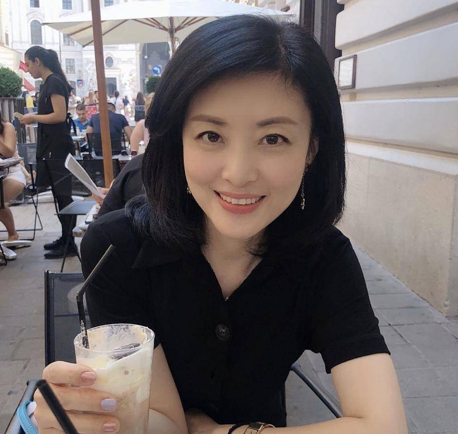 周涛晒近照庆祝52岁生日,穿西装气质非凡,不愧昔日电视一姐_黑色_款式