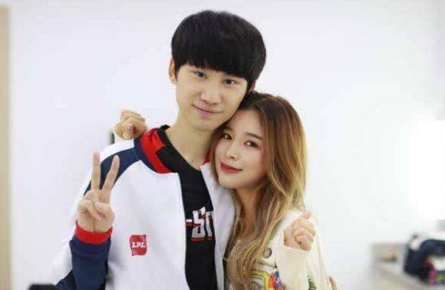 周淑怡开团糖小幽,曝光她有很多奢侈品包包,自己根本比不了_doinb