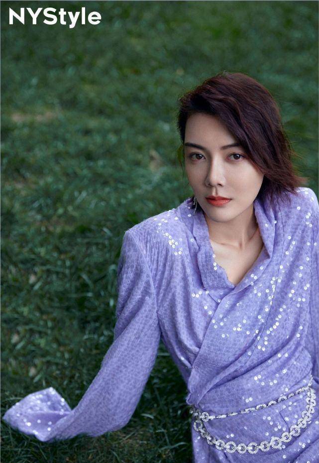 车晓时尚亮片裙登录10月刊封面!