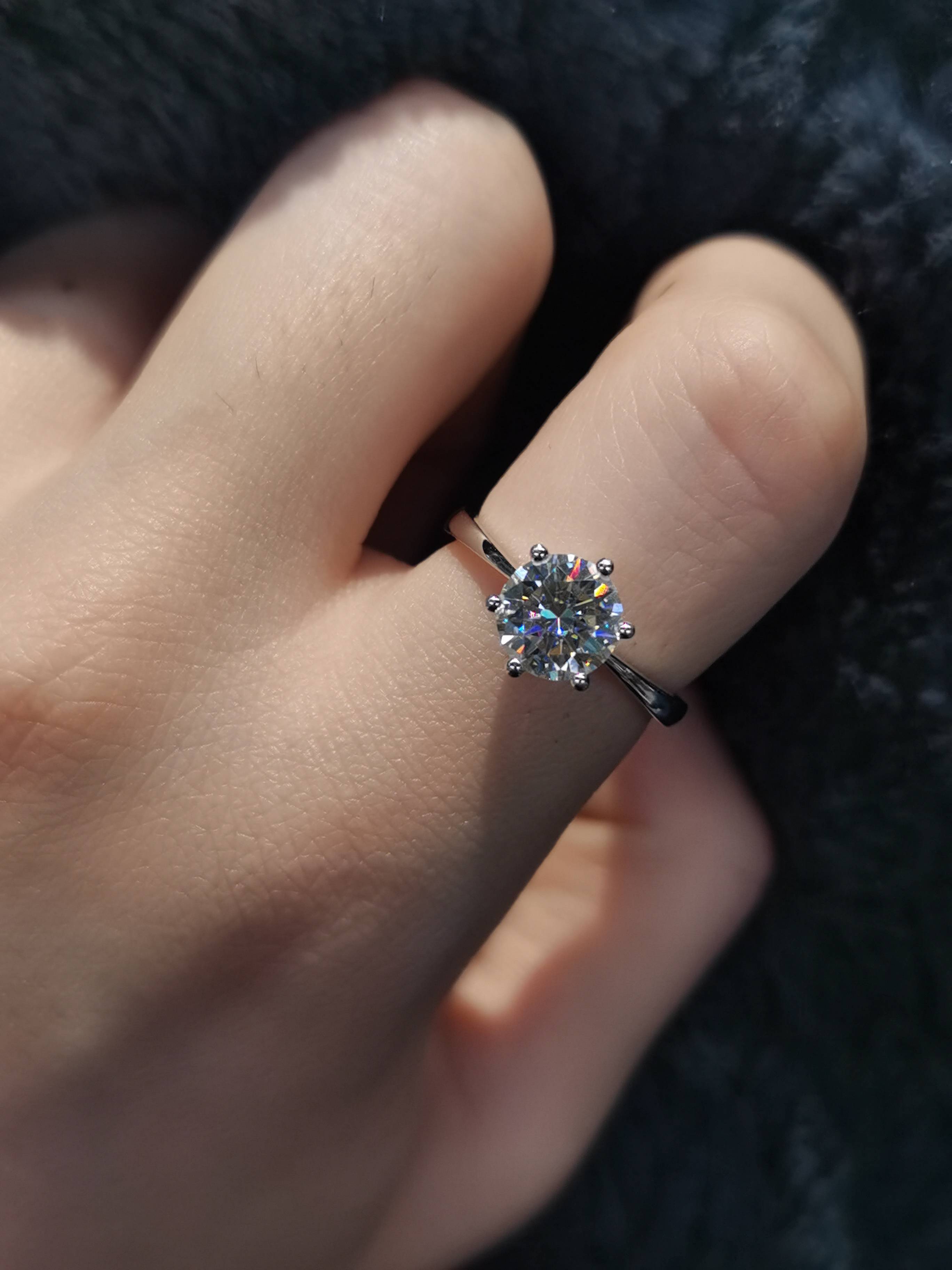 戴莫桑钻会觉得尴尬吗?_质量_钻戒_评判