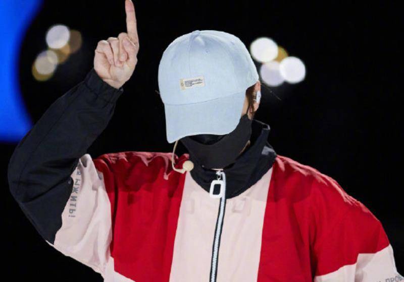 鹿晗上班工作图遭疯传,身穿运动服少年感超强,看清手势粉丝感动_网友