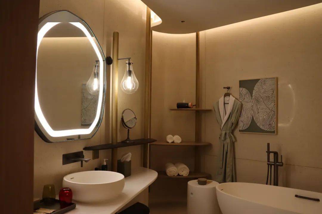 介于卧室与卫浴之间的弧形墙面,则是客房设计的精髓所在.