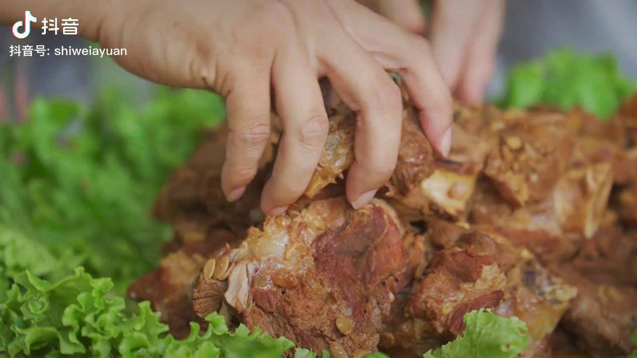 大口吃肉感觉真爽乡村守护人 酱大骨 农村美食