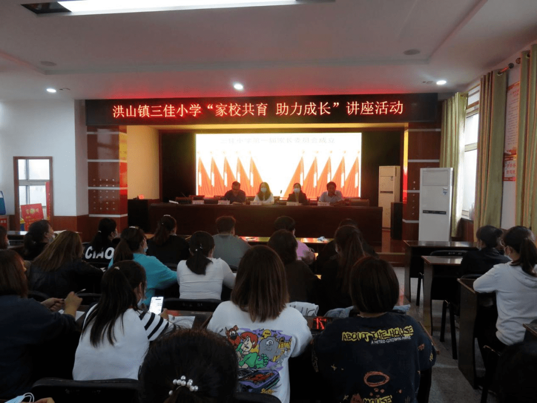 2020年年底,李萌带领心理咨询师团队深入到介休市定阳小学,给学生们