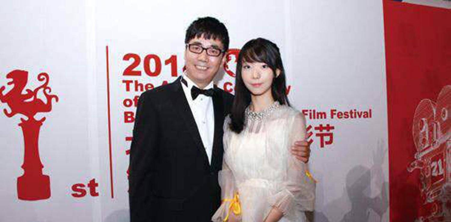 喜剧演员出身,33岁娶大6岁富商妻子,38岁一剧成名55岁成大赢家_范明