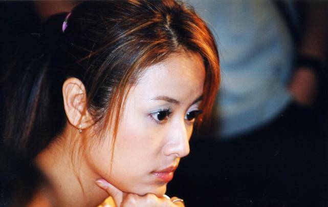 林心如1只手戴2枚戒指,拍这照片不认识老公霍建华,大眼睛迷人_胶卷_年