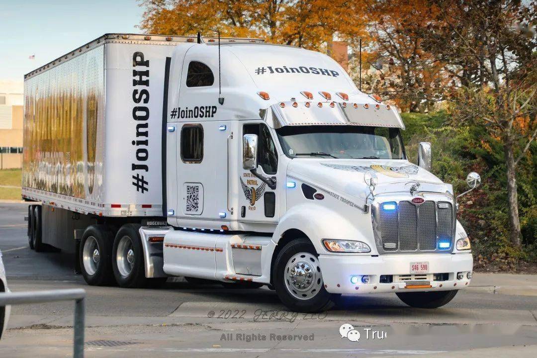 哥村拍车丨高速公路巡警开半挂!带爆闪的彼得比尔特387半挂车