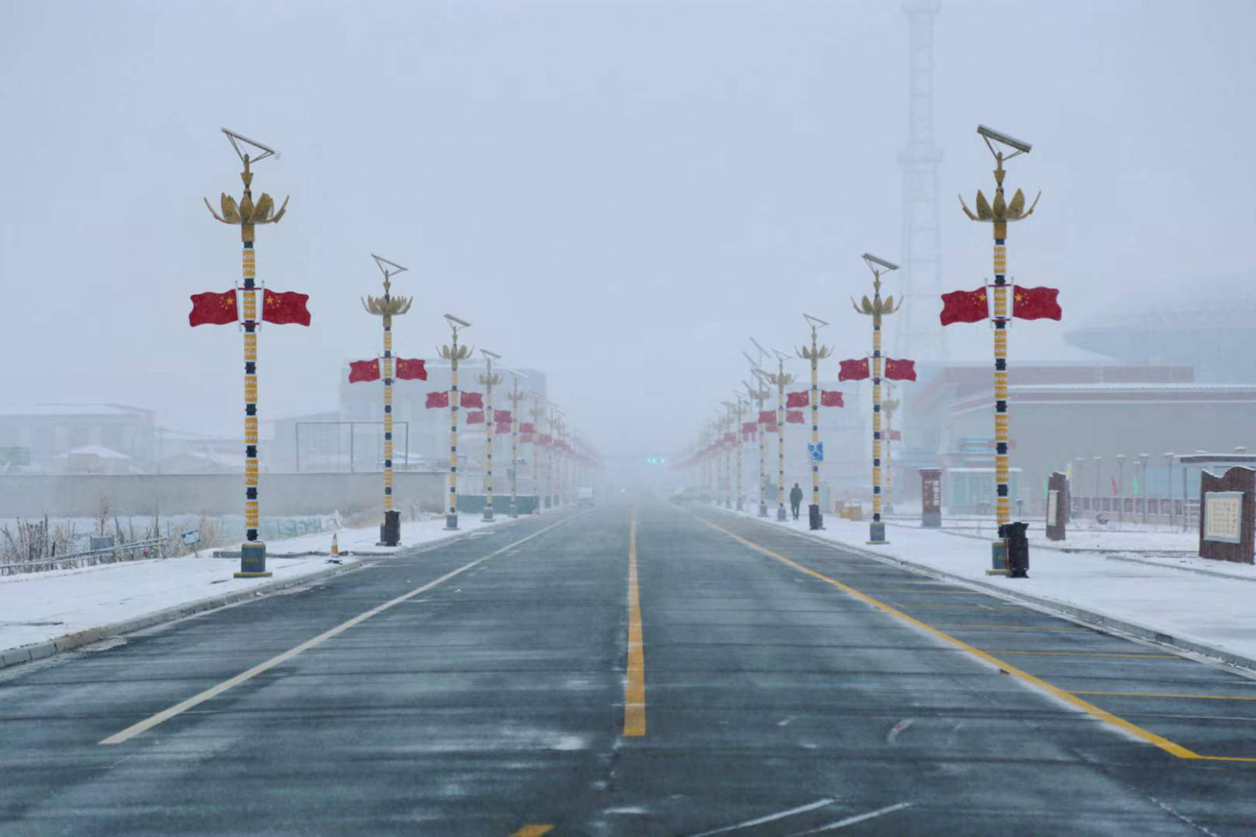 秋天还没过完冬天就来了,10月25日,中国西藏,错那县下雪了.