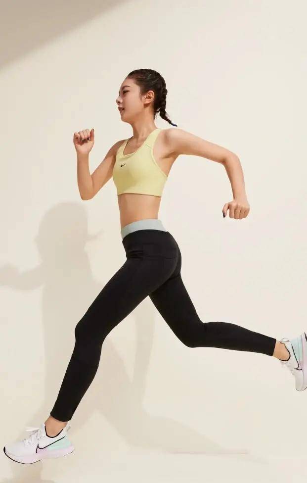 17岁赵今麦"时尚过猛",当她穿健美裤后抬腿95度时,a爆了_黑色_运动_一