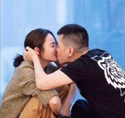 关晓彤的老公 接吻图片