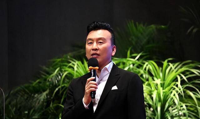 了冷静的气质,在一众参选者中脱颖而出,成功成为《东方之子》的主持人