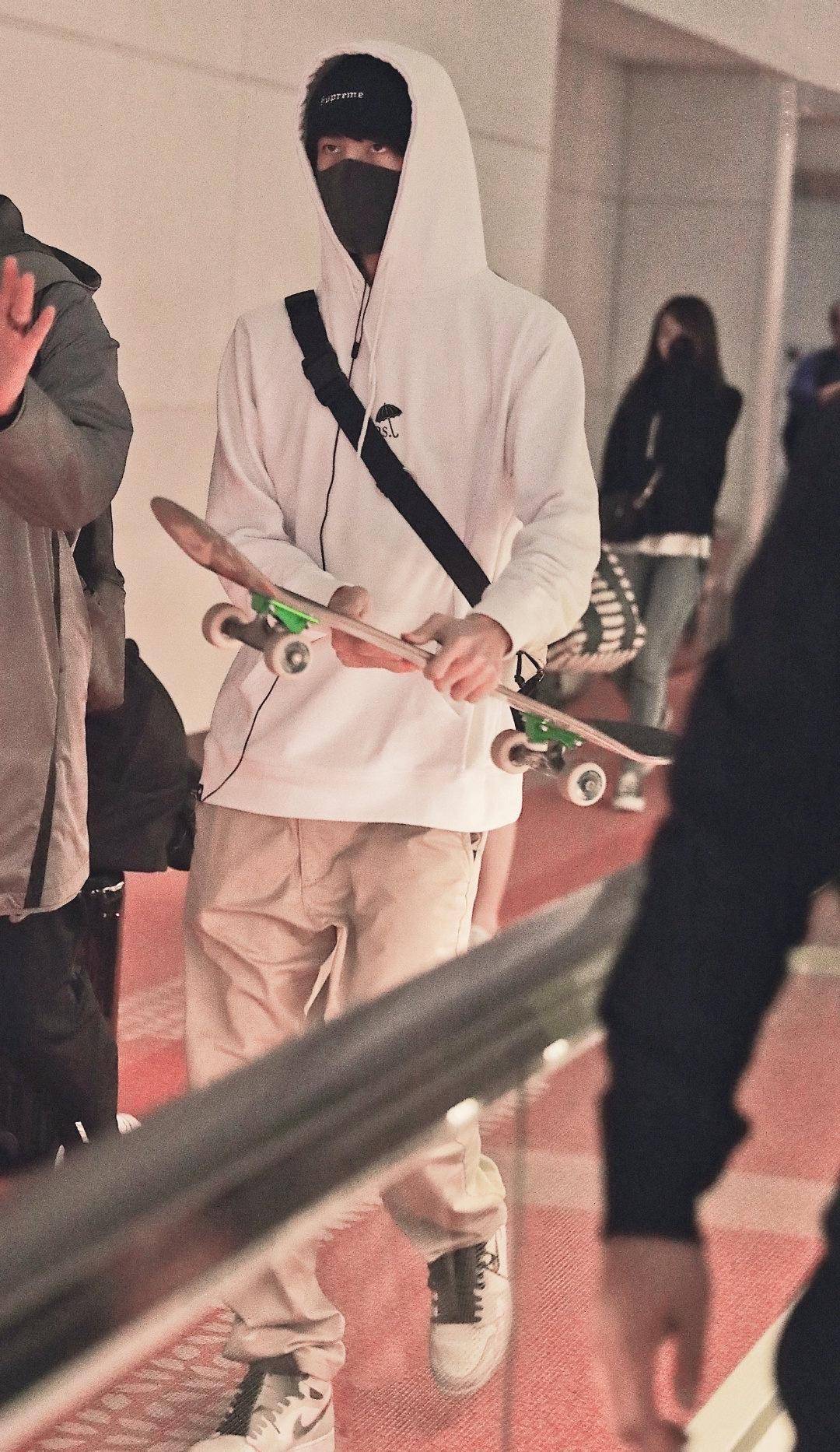 王一博的机场穿搭,手拿滑板太有"男友力",尽显酷盖风范_卫衣_运动