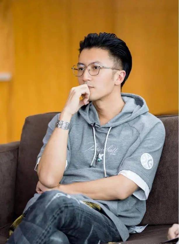 谢霆锋近照,39岁戴眼镜!