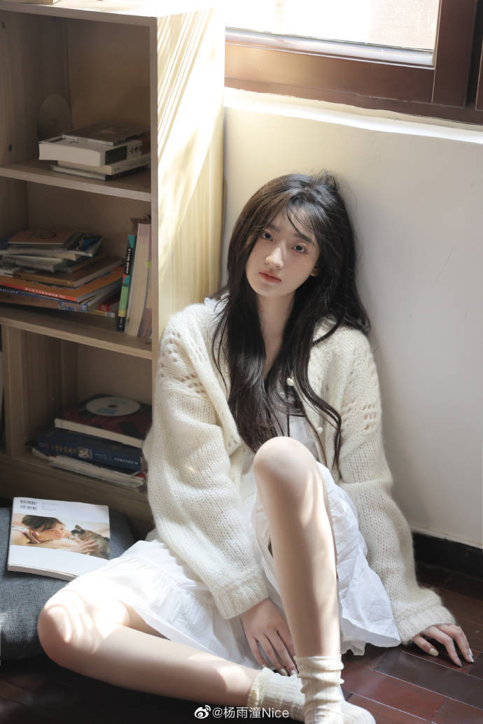 杨雨潼睡衣写真又纯又欲,直男最爱的类型,小白花长