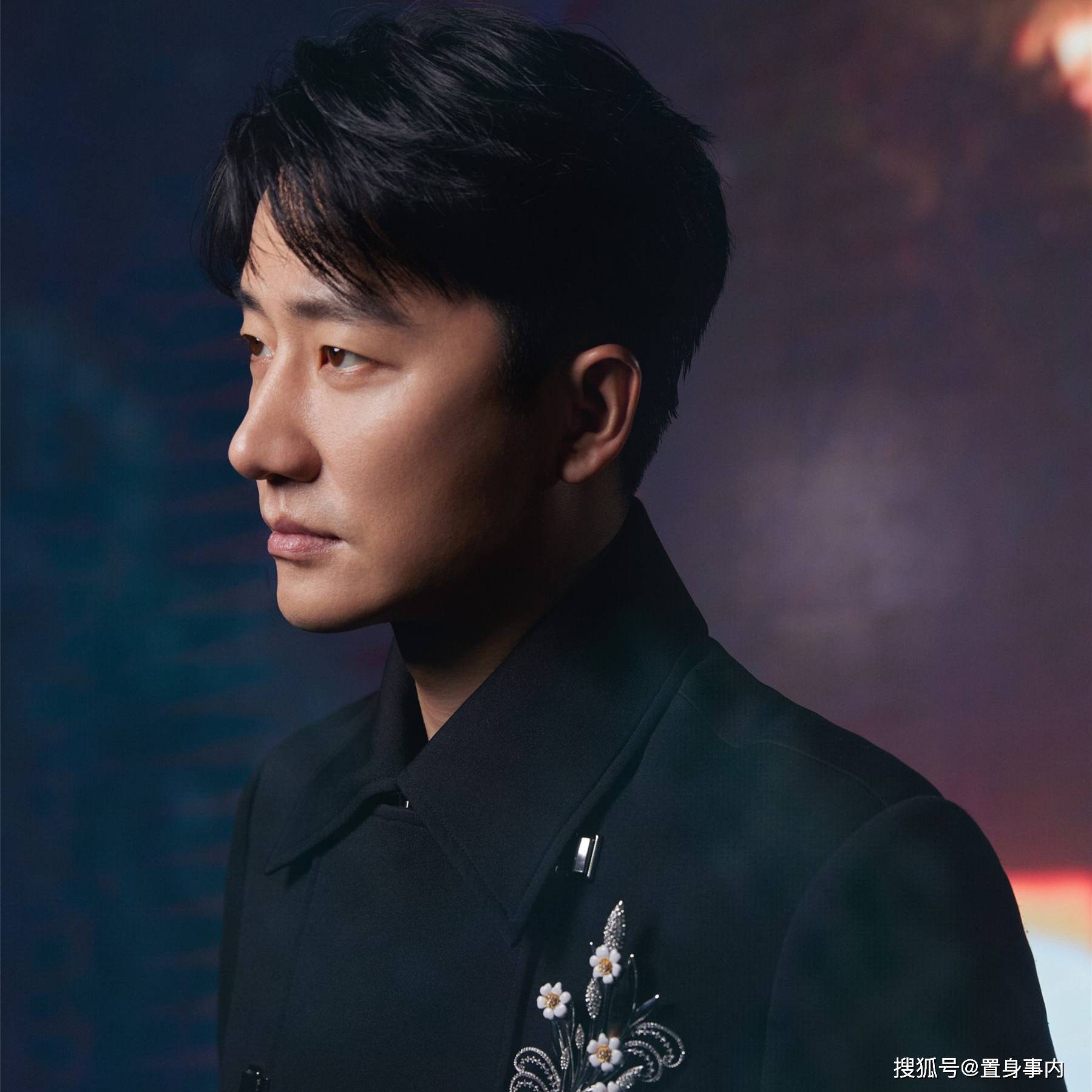 瓜子脸,加上撩人的嘴唇,充满荷尔蒙的鼻子,让黄轩成为"可盐可甜"的男