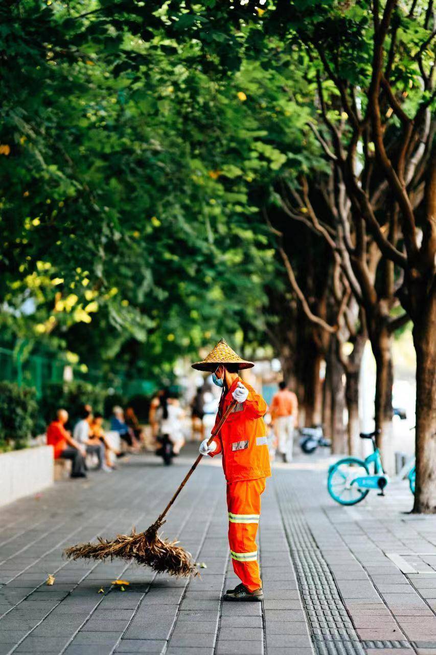 今天是环卫工人节 向"城市美容师"致敬_厦门_垃圾清运_一线