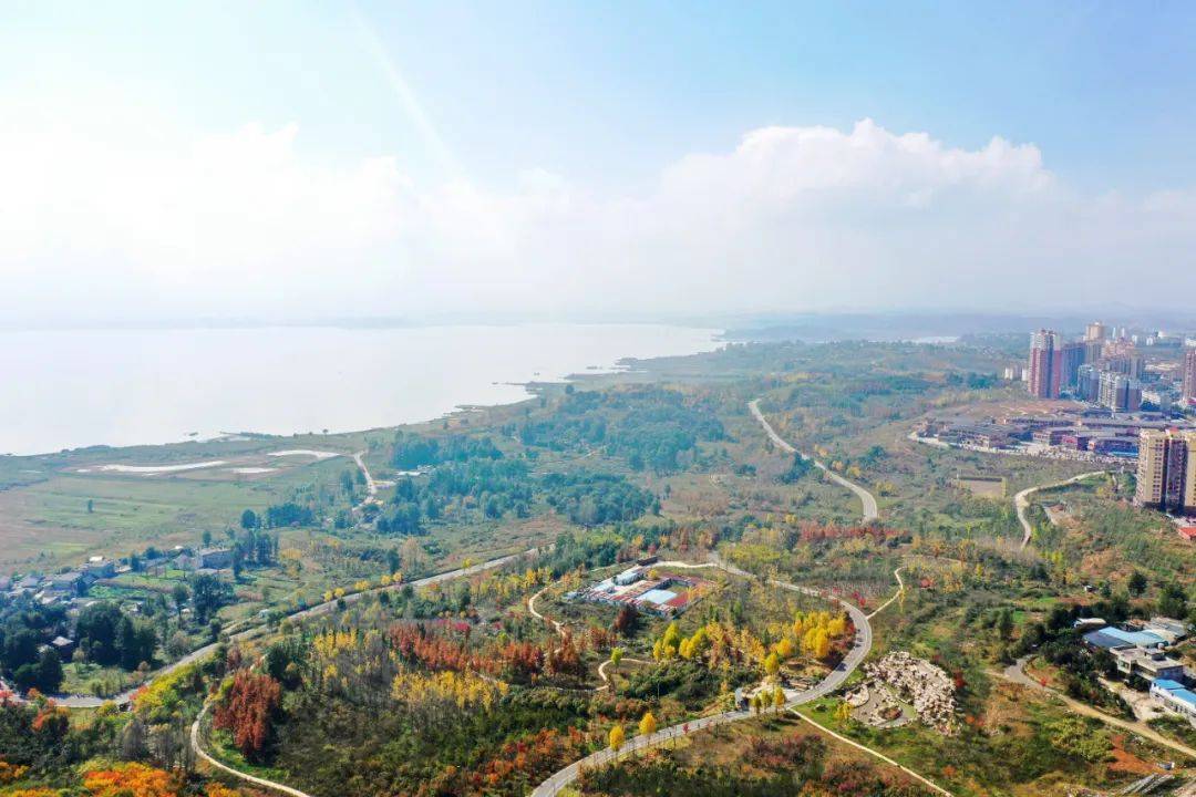 威宁草海北坡迎来"颜值"最高季_生态_公园_屏障