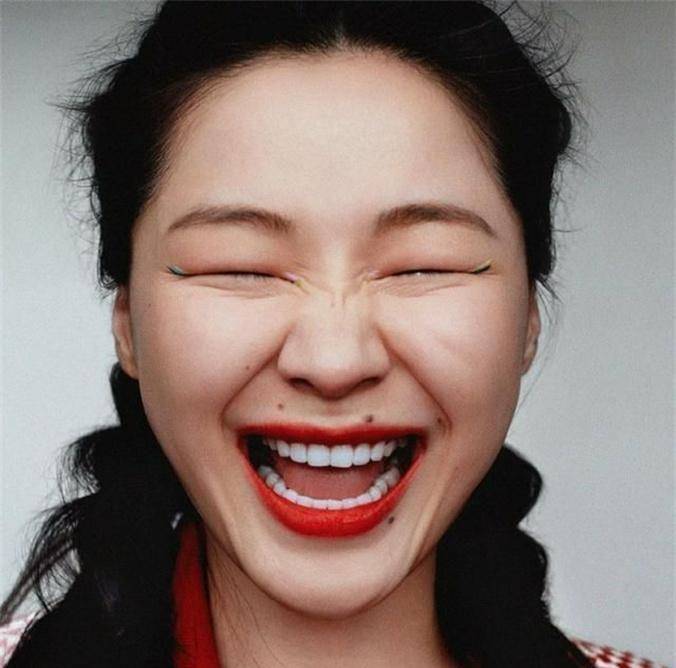 很多女演员为了让自己看起来好笑,都会选择"扮丑",金靖也不例外