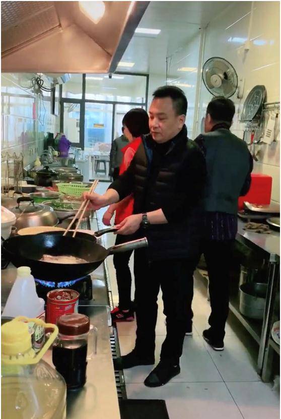 58岁著名相声演员家中做菜,厨房内景曝光,面积大到如饭店后厨_杨议