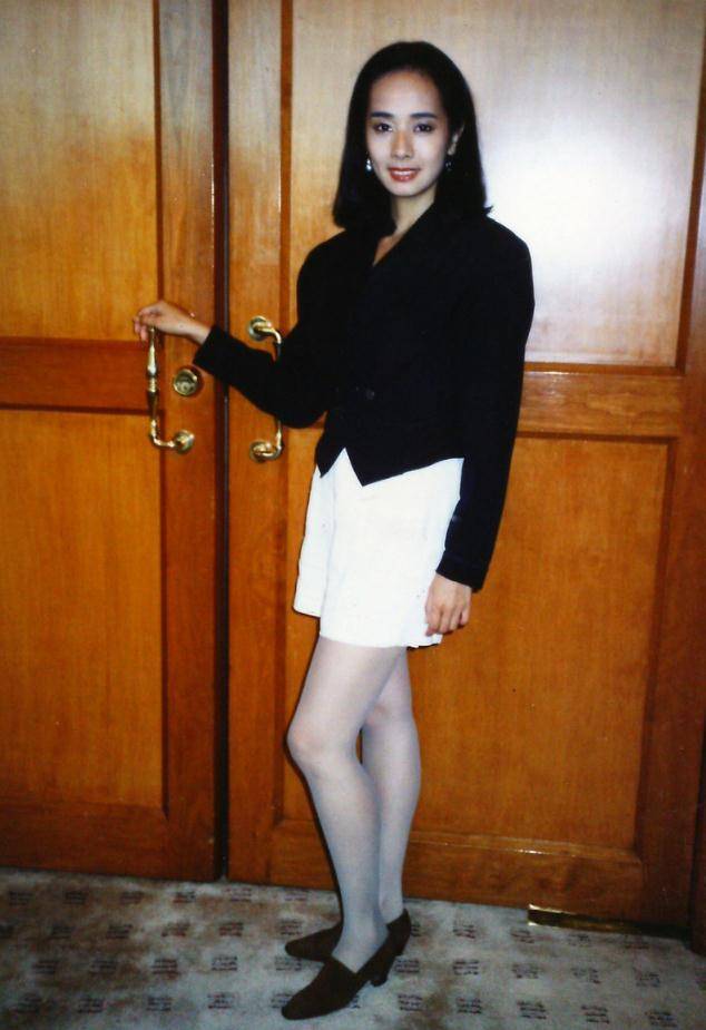 她是张国荣的初恋女友,和星爷是最佳荧幕搭档,今61岁仍美似少女