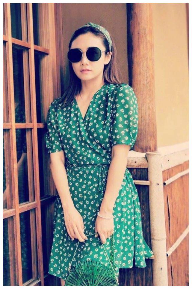 本想刘芸穿"大肚裙"会很土,不料充满少女感,难怪郑钧会娶她_刘允_衣服