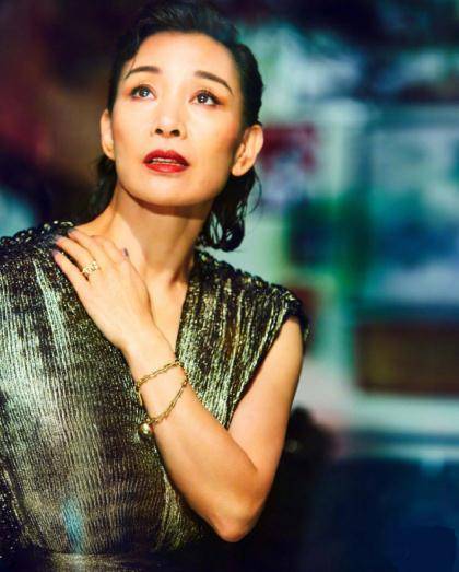 57岁实力派女星来教你_陈冲_黑色_大气