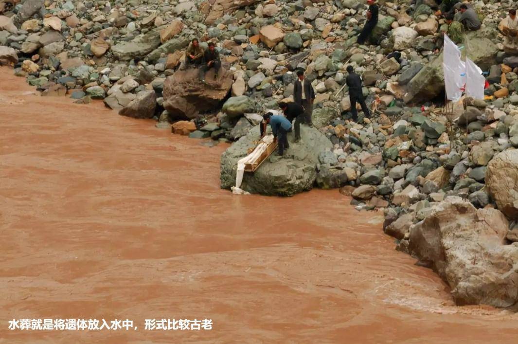 在西藏地区,有不少地方存在水葬台,人们将尸体运到这里之后,便会举行