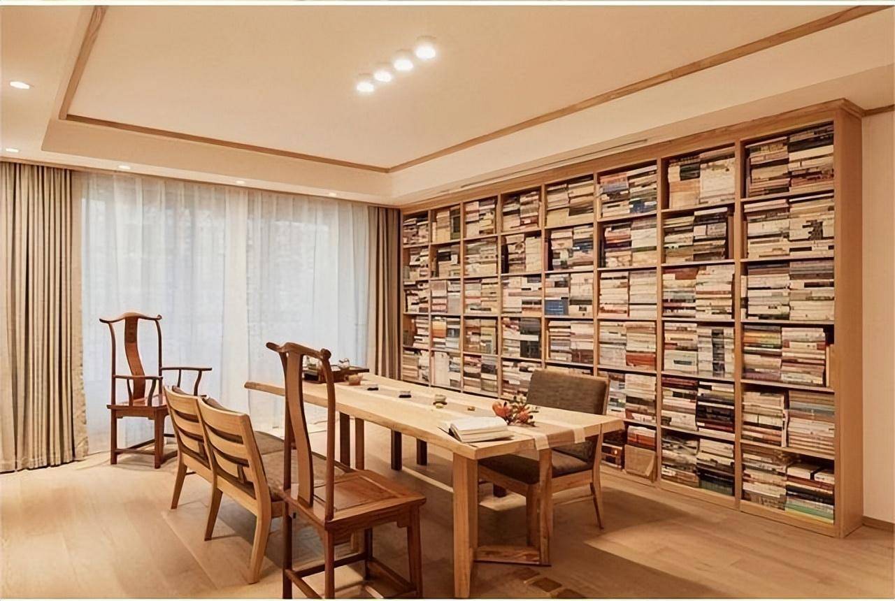 传统的电视背景墙或者沙发背景墙多以装饰效果为主,在去客厅化设计中