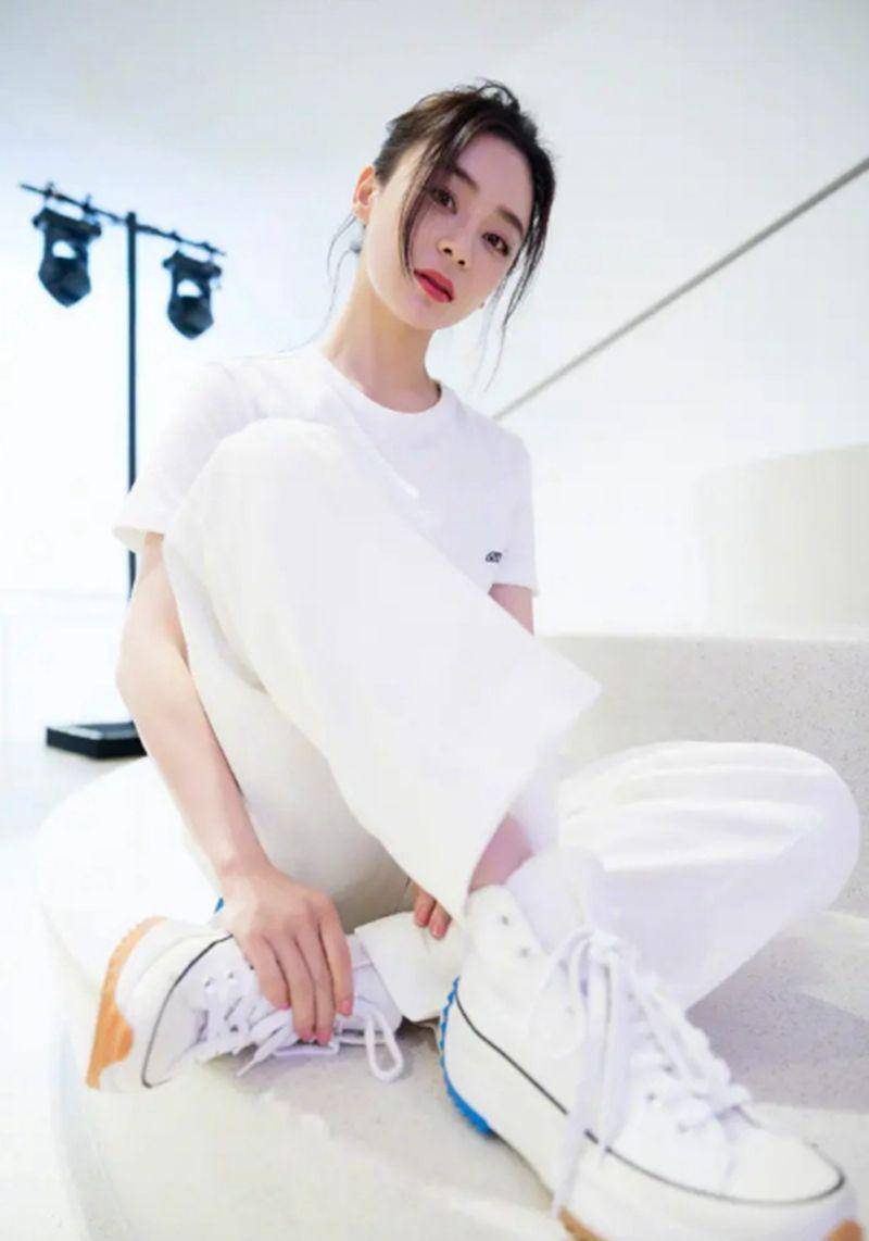 33岁袁姗姗拍摄写真,也穿露脐上衣,露出一截马甲线惹人羡_运动_钱枫