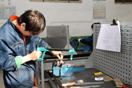 钳工实训室,职业学校钳工技能实训平台,技校钳工实训工作台