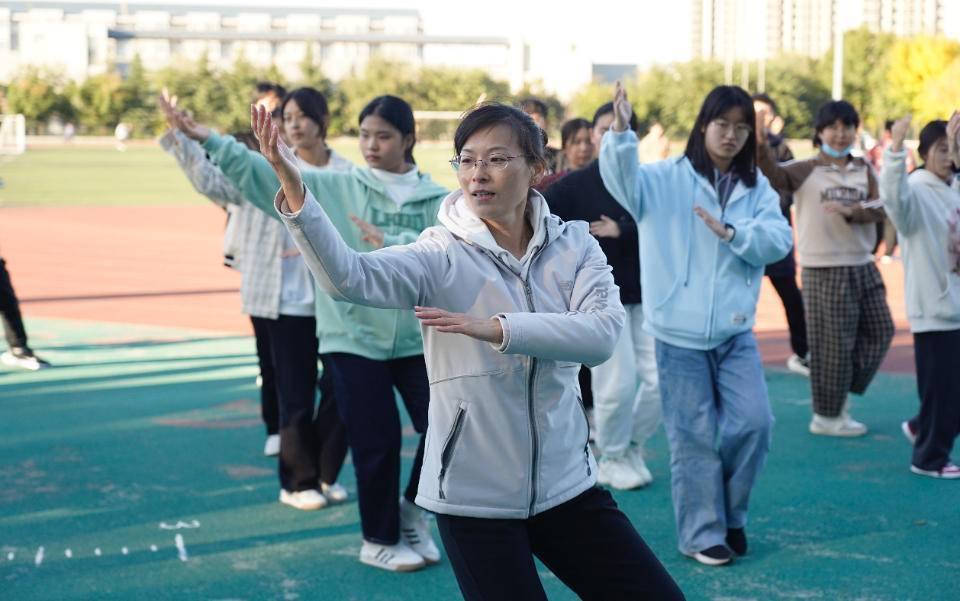 线上与学生商讨身手，山财大教师程亚红的双语太极拳课程火了