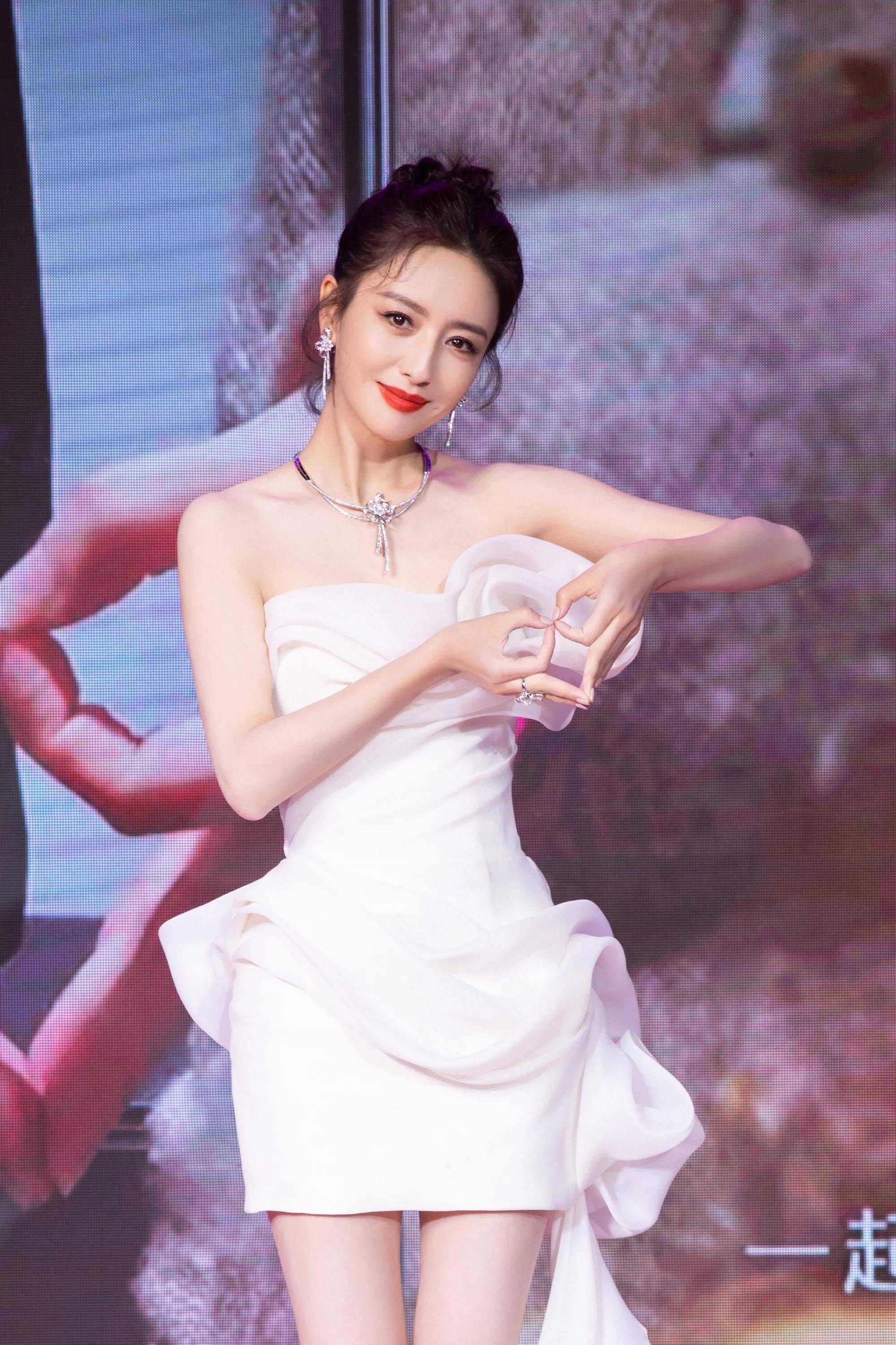 佟丽娅一直都在严格要求自己,她是一个对生活充满无限渴望又积极向上