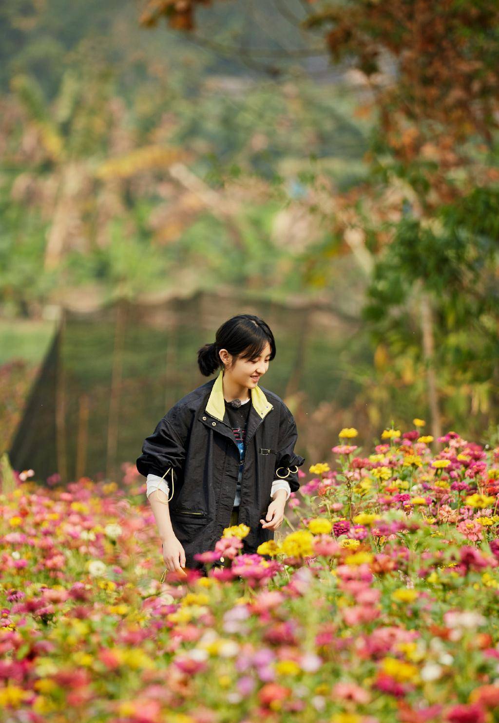 18岁张子枫还是那么可爱,穿黑外套直筒裤,笑容比花还娇美