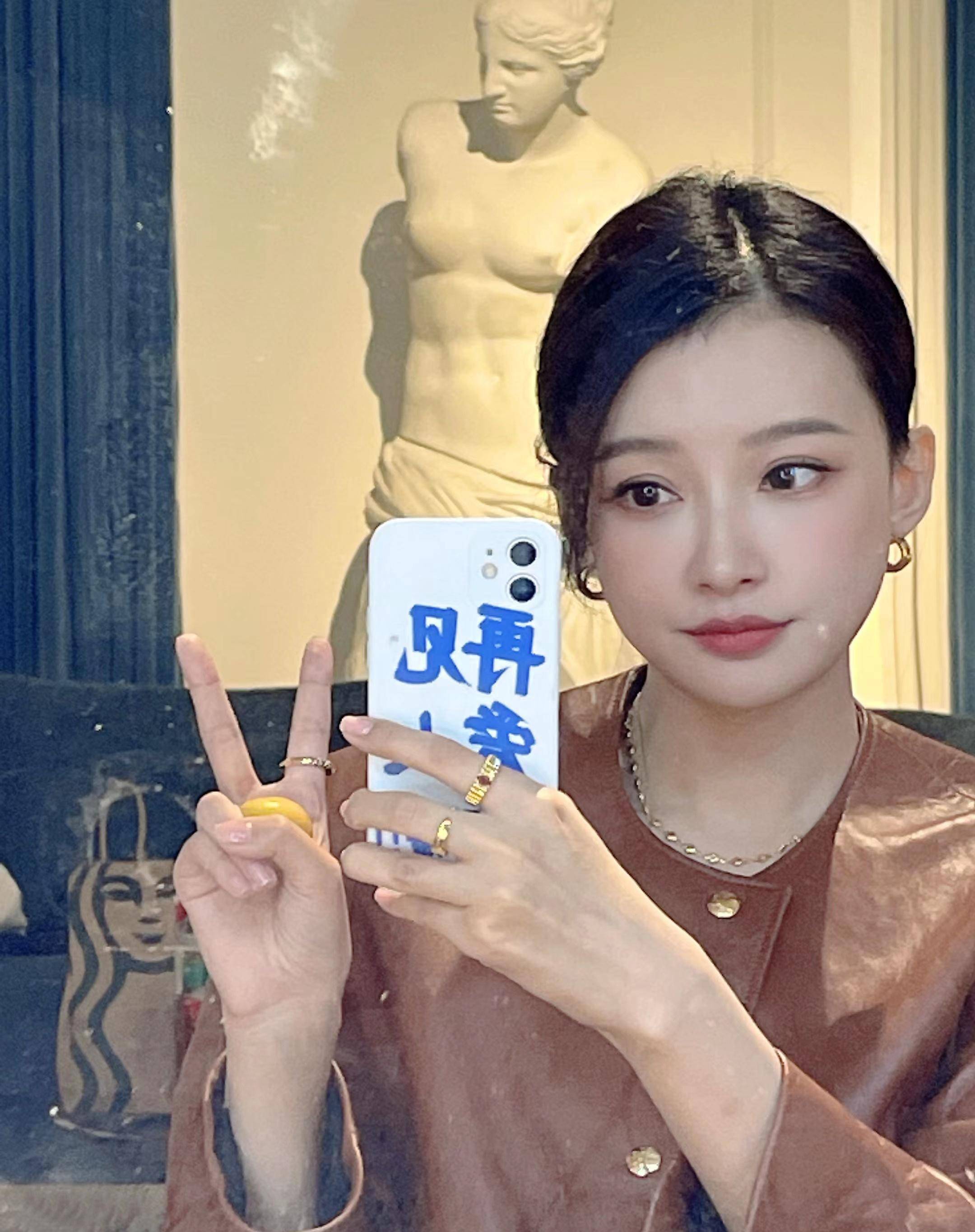 孙怡晒对镜自拍好漂亮,不过她的手机壳更抢眼,写着再见爱人