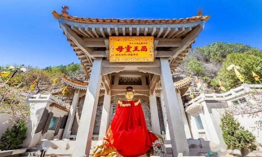 清晨迎接着第一缕阳光,我直奔位于平凉市泾川县的王母宫景区.