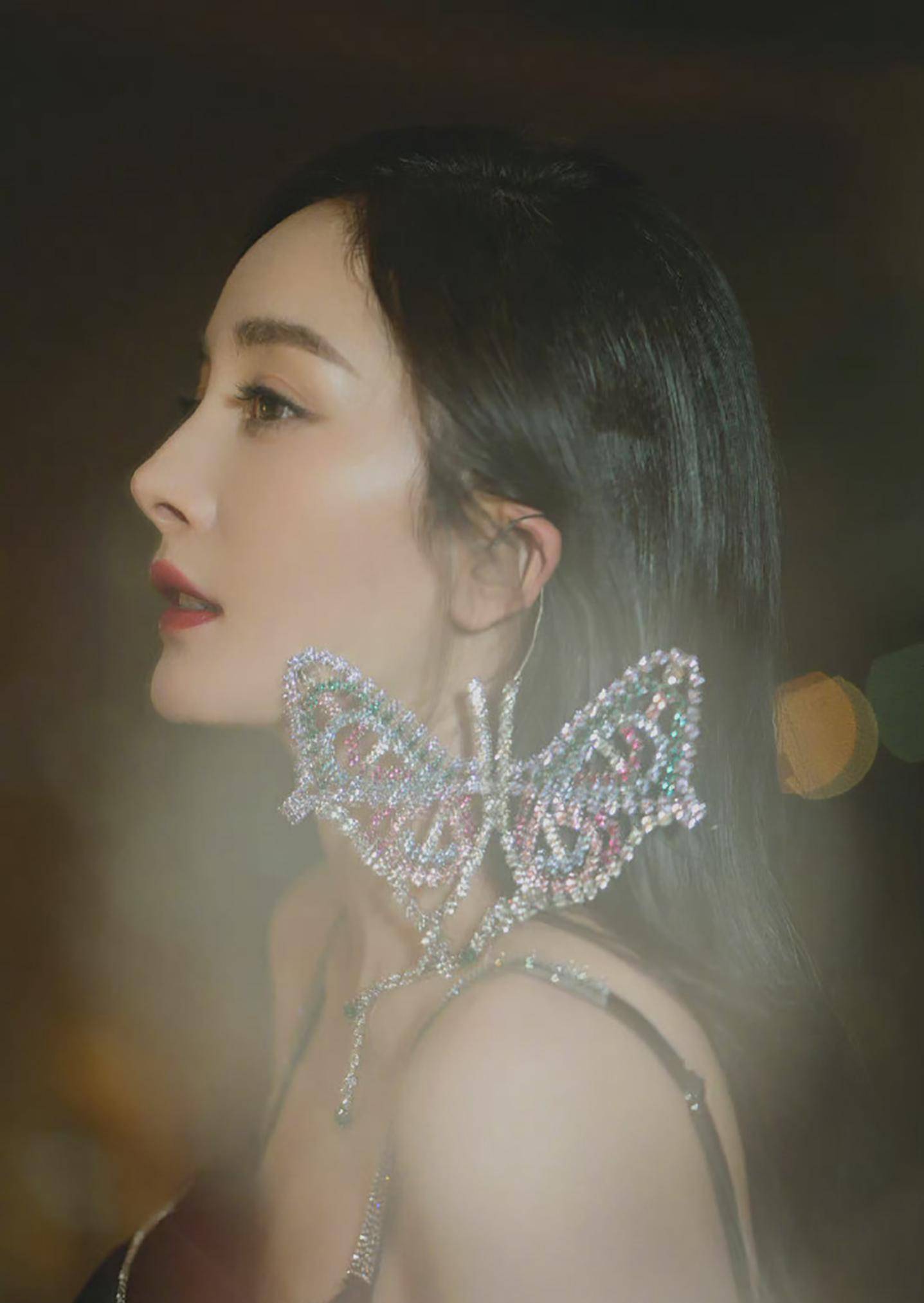 杨幂真有"贵妇"风范,穿一字肩配超大钻石蝴蝶耳饰,高级又迷人_黑色