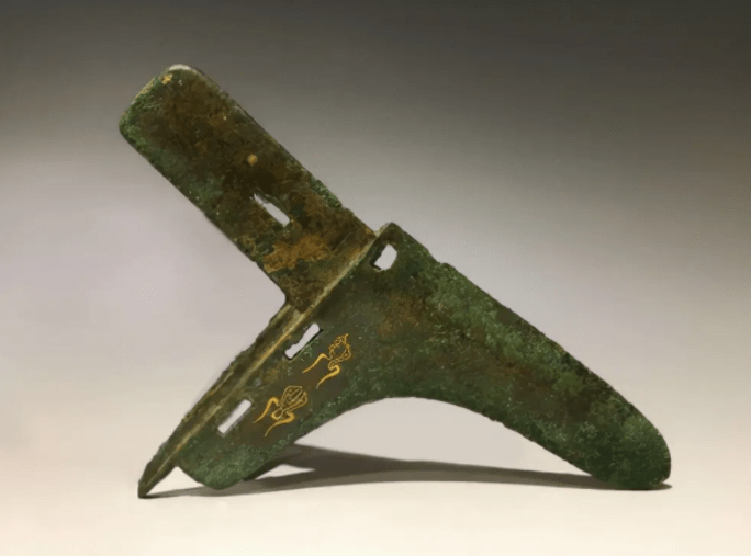 但考古发现的商代青铜矛,最长的矛柄只有140厘米,加上矛头不过155厘米