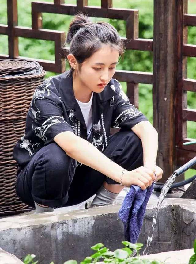 "00穿衣代表"张子枫,花海中的双马尾少女,真是向往的生活_牛仔裤_白色