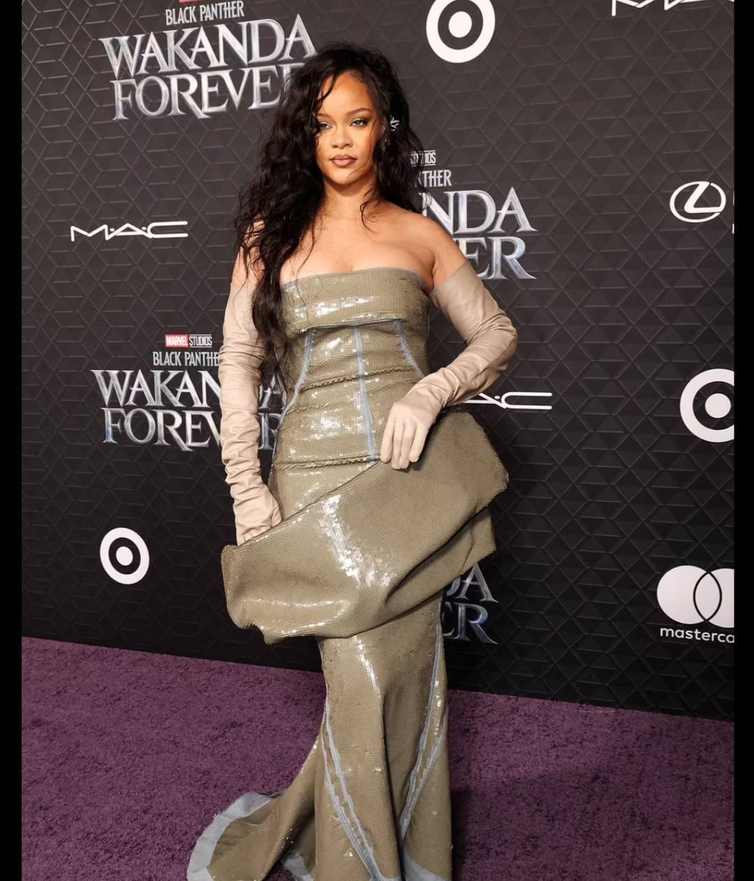 蕾哈娜穿紧身亮片礼服走红毯,展现了自己产后的好身材_孩子_单曲_黑豹