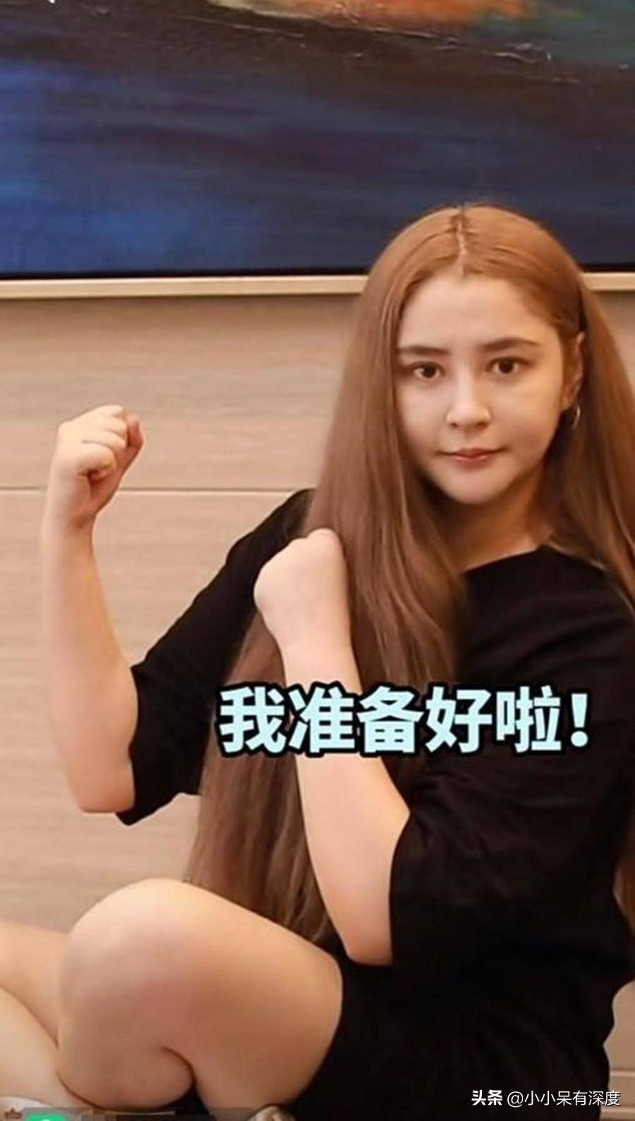 《栀子花开》中饰演美女大学生高美雪一角而获得关注,之后李心艾在