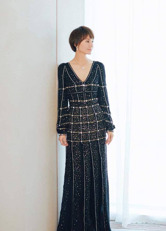 袁泉原来也这么敢穿,不仅服装搭配很大胆,腿上红丝袜更惹眼_连衣裙